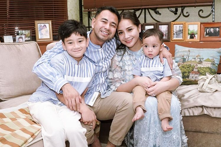 Trik Tampil Serasi dengan Keluarga saat Lebaran Tanpa Baju Kembaran, Tentukan satu palet warna sebagai benang merah, Bermain dalam tone warna yang sama, Padukan gaya sesuai karakter masing-masing, Ciptakan kesan effortless dan modern