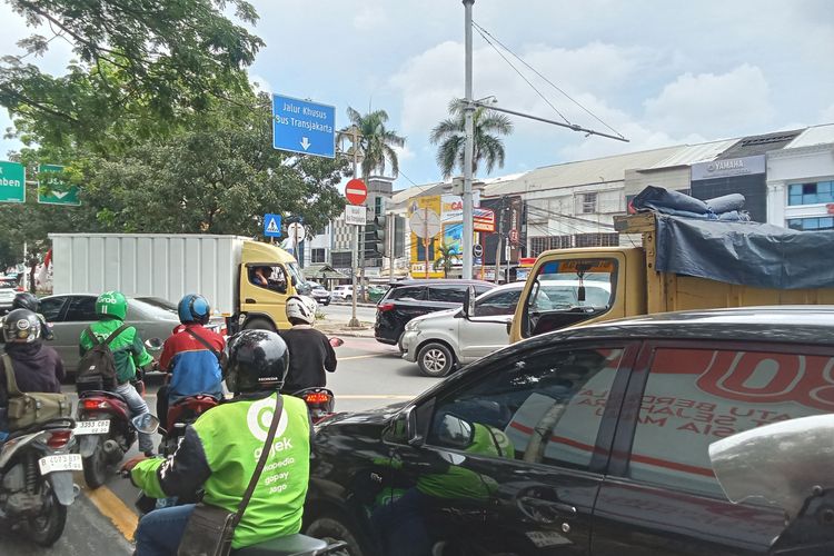 etika berlalu lintas, Etika Berlalu Lintas, trik curang memotong antrean di lampu merah, budaya antre, Modus Serobot Antrean Lampu Merah: Utamakan Etika Berlalu Lintas