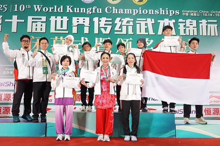 Krisdayanti, Kris Dayanti, kris dayanti wushu, krisdayanti wushu, krisdayanti raih medali perak, 7 Gaya Kris Dayanti Saat Raih Medali Perak di World Kungfu Championship, Nuansa Ceria, 1. Dominasi warna merah muda, 2. Motif bordir burung, 3. Kancing depan Shanghai style, 4. Siluet longgar yang tetap proporsional, 5. Jaket putih dengan emblem kontingen, 6. Rambut dikuncir rapi dengan makeup fresh, 7. Medali perak