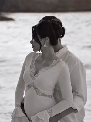 Alyssa Daguise, Al Ghazali, maternity shoot, Maternity shoot, inspirasi outfit maternity, inspirasi maternity shoot, 5 Outfit Maternity Shoot Alyssa Daguise di Pantai, Bernuansa Romantis, 2. V-neck, 3. Messy bun, 4. Makeup natural, 5. Aksesori earrings