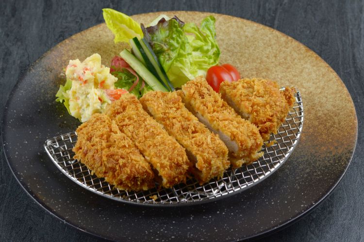 chicken katsu, 4 Tips Bikin Chicken Katsu yang Enak, Renyah di Luar dan Empuk di Dalam, 1. Marinasi ayam, 2. Siapkan lapisan tepung , 3. Goreng dengan teknik yang benar, 4. Jaga kebersihan minyak saat menggoreng