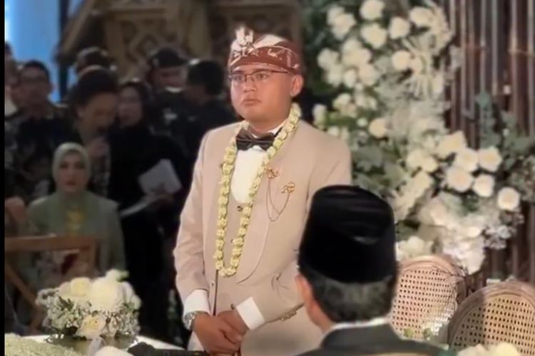 Maula Akbar Mulyadi Putra, Gubernur Jawa Barat Dedi Mulyadi, Dedy Mulyadi, wakil bupati garut putri karlina, Maula Akbar Mulyadi menikah, anak dedy mulyadi menikah, anak dedy mulyadi menikah di mana, anak dedy mulyadi nikahi wabup garut, 5 Gaya Pernikahan Maula Akbar Anak Dedi Mulyadi dengan Putri Karlina, 1. Totopong, 2. Beskap krem, 3. Kebaya klasik, 4. Ronce bunga melati, 5. Kain batik