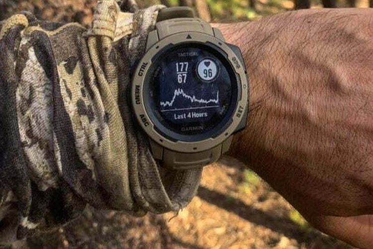 Mendaki gunung, gadget, mendaki gunung, Mendaki Gunung, 8 Gadget Esensial untuk Mendaki Gunung Aman dan Nyaman, 1. Headlamp atau Senter LED, 2. Smartphone dan Powerbank, 3. Jam Tangan Outdoor/Smartwatch GPS, 4. GPS Handheld, 5. Alat Darurat: Peluit dan Emergency Beacon, 6. Kamera Aksi, 7. Solar Charger atau Panel Surya Portable, 8. Radio Komunikasi (HT)