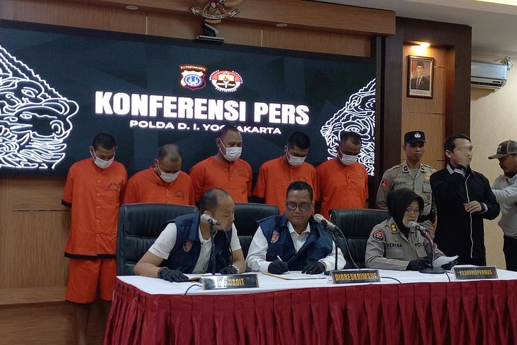 judi online, Bantul, judol, Polda DIY tangkap judol, komplotan judol rugikan bandar, Rugikan Bandar, Komplotan Judol di Bantul Terancam Penjara 10 Tahun dan Denda Rp 10 M, Komplotan Judol Rugikan Bandar Lewat Promo Akun Baru, Modus: Buat 40 Akun Judol Baru Setiap Hari, Strategi Profesional dan Terstruktur, Komplotan Judol Terancam Hukuman Berat, Penangkapan Tuai Pertanyaan: Siapa Pelapornya?, Polda DIY Bantah Lindungi Bandar Judol