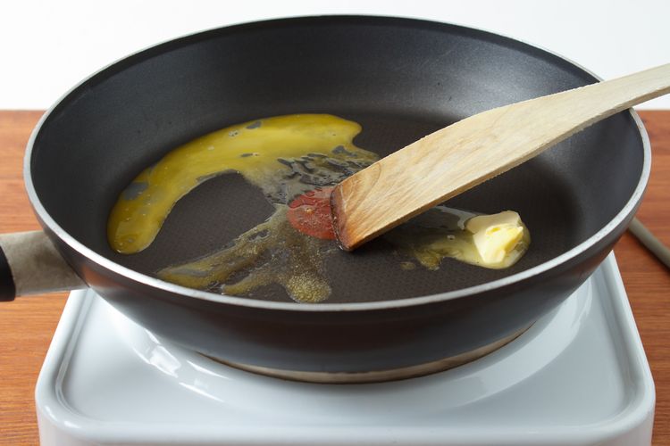 Telur orak arik, telur orak arik, Cara bikin telur orak arik, cara bikin telur orak arik, cara bikin telur orak arik enak, Cara Bikin Telur Orak Arik yang Lezat ala Koki Profesional, 1. Beri garam dan krim atau air sebelum memasak, 2. Gunakan peralatan yang tepat, 3. Masak dengan api kecil, 4. Angkat telur dari kompor sebelum terlalu matang, 5. Gerakkan wajan, 6. Kocok telur dengan whisk, 7. Bumbui pada saat yang tepat, 8. Kreasikan topping