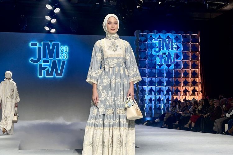 baju bordir, Ayu Dyah Andari, mencuci baju bordir, gaun bordir, tips fashion, busana bordir, tips merawat gaun bordir ala Ayu Dyah Andari, bahan bordir, merawat baju bordir, 5 Tips Merawat Baju Bordir dari Desainer Ayu Dyah Andari, Jangan Cuci di Mesin, 1. Cara mencuci baju bordir, jangan pakai mesin cuci, 2. Cuci baju bordir dengan lembut, 3. Setrika setelah kering untuk mengembalikan bentuk kain, 4. Simpan di tempat yang tidak lembap, 5. Pertimbangkan dry clean
