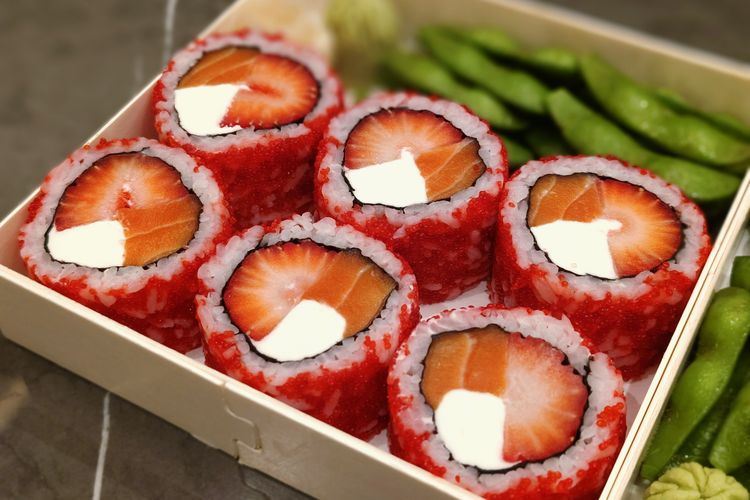 Sushi Hiro, sushi isi buah, sushiro hang tuah, sushi hiro menu baru, Jumbo Sushi Fruity Surprise, Mencicipi Sushi Isi Stroberi dan Mangga Berbalut Salmon, Seperti Apa Rasanya?