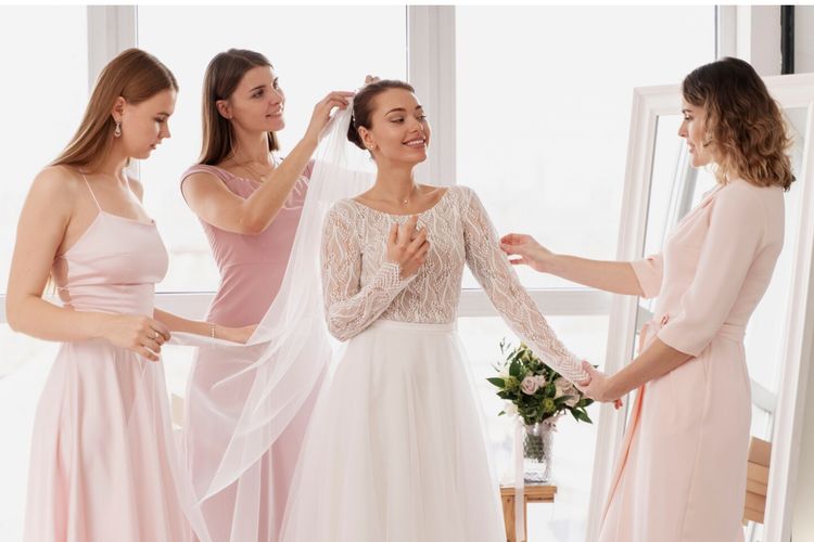 bridesmaid satin, 15 Model Gaun Bridesmaid Satin yang Classy dan Elegan untuk Hari Pernikahan, Model Gaun Bridesmaid Satin Elegan yang Timeless, Model Gaun Bridesmaid Satin Elegan dan Modern, Model Gaun Bridesmaid Satin Elegan dengan Siluet Anggun, Model Gaun Bridesmaid Satin Elegan untuk Tampilan Mewah, Model Gaun Bridesmaid Satin Elegan yang Lagi Tren