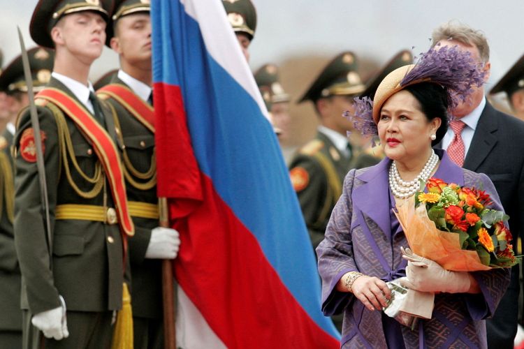ratu sirikit, Ratu Sirikit meninggal, queen sirikit, gaya busana ratu sirikit, ratu sirikit ikon fashion, Ratu Sirikit Wafat, Intip 5 Gaya Busana Ikonik Sang Ratu Thailand, 1. Balutan Chut Thai emas , 2. Gaya modern dengan balutan warna ungu, 3. Elegan dengan busana marun, 4. Tampilan mewah dengan busana serba ungu, 5. Perpaduan gaya yang anggun dalam balutan ungu 