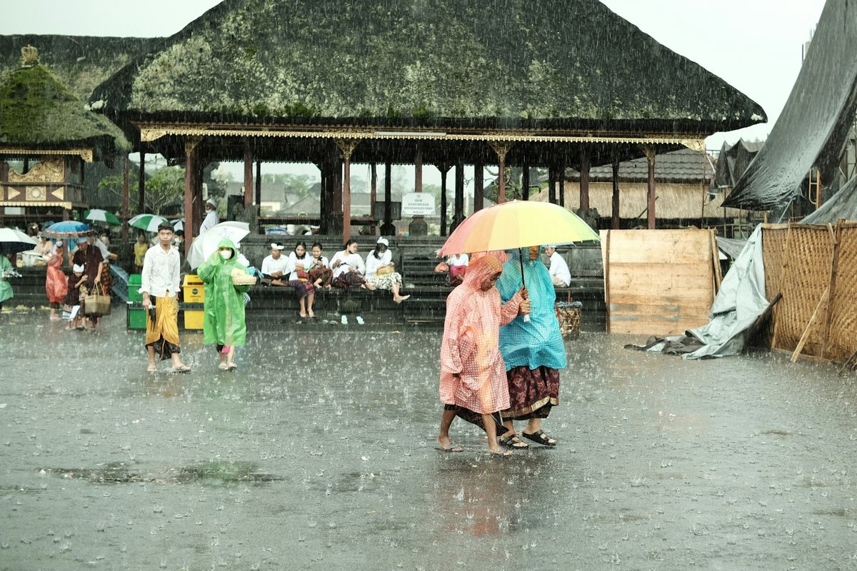 bibit Siklon Tropis 93S, BMKG, cuaca ekstrem, BMKG Peringatkan Waspada Cuaca Ekstrem di Banten Sepekan ke Depan, Sebagian Besar Wilayah Banten Masuki Musim Hujan, Potensi Angin Kencang Hingga 45 Km per Jam, Pengaruh Bibit Siklon 93S Tidak Langsung, Curah Hujan Tinggi di Banten Bagian Selatan, Imbauan Waspada Gelombang Tinggi dan Bencana Hidrometeorologi