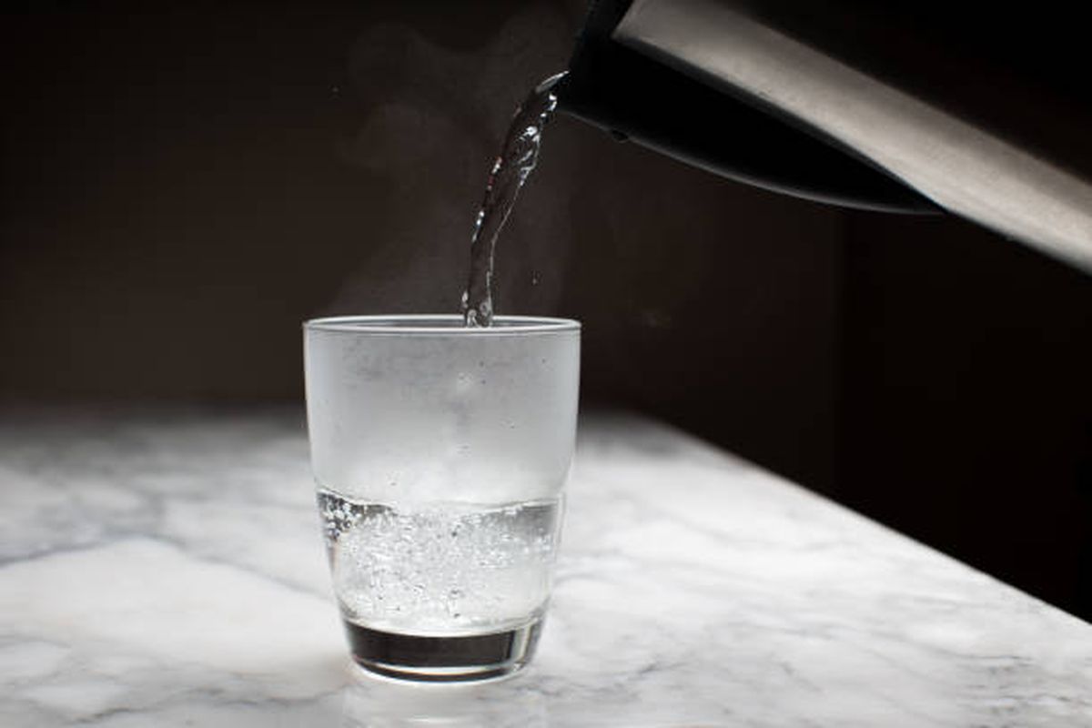 manfaat air panas, minuman pagi sehat, manfaat air panas untuk tubuh, pencernaan lancar alami, risiko air panas, Sering Minum Air Panas? Simak Manfaat dan Waspadai Risiko Tersembunyi, 1. Melancarkan Pencernaan, 2. Memperbaiki Sirkulasi, 3. Mengurangi Menggigil, 4. Meredakan Gejala Flu dan Batuk, 5. Mendorong Konsumsi Minuman Sehat