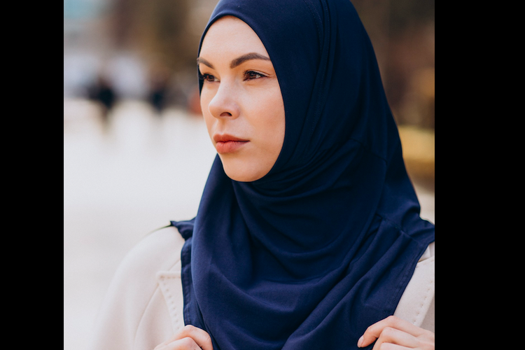outfit hijab, hijab untuk wajah bulat dan gemuk, hijab untuk wajah bulat, model hijab untuk wajah bulat dan gemuk, model hijab untuk wajah bulat, bentuk hijab untuk wajah bulat, style hijab wajah bulat, style hijab untuk wajah bulat, 5 Tips Style Hijab untuk Wajah Bulat Menurut Pakar, 1. Tutupi bagian samping pipi, 2. Gunakan teknik styling yang tepat, 3. Pilih warna hijab yang memberi efek tegas, 4. Fokus pada kenyamanan dan kepercayaan diri, 5. Berani bereksperimen dengan gaya