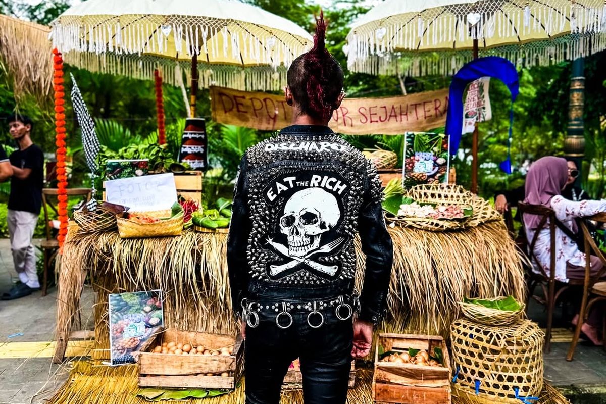 Fashion punk, 9 Item Fashion Anak Punk yang Ikonik, dari Patch hingga Mohawk, 1. Jaket kulit, 2. Sepatu boots , 3. Rambut mohawk, 4. Kaus band, 5. Celana robek atau distressed, 6. Aksesori spike atau studded, 7. Patch dan pin, 8. Jaket denim kustom, 9. Pewarna rambut mencolok
