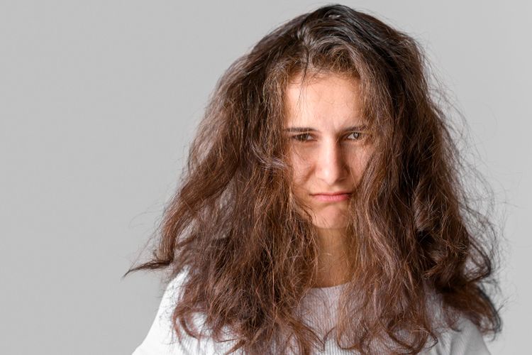rambut beruban, 6 Perubahan Rambut saat Usia Bertambah dan Tips Mengatasinya, 1. Semakin banyak uban, 2. Laju pertumbuhan melambat, 3. Penipisan volume, 4. Rentan kusut dan mengembang, 5. Mengalami kerontokan, 6. Perubahan curl pattern