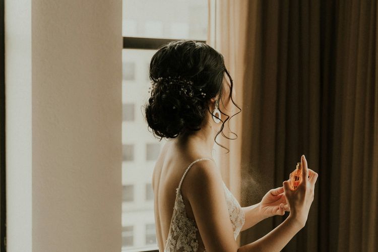 fragrance layering, parfum, 6 Cara Fragrance Layering agar Wangi Parfum Lebih Unik dan Personal, 1. Mulai dari aroma yang saling melengkapi, 2. Gunakan dua parfum terlebih dahulu, 3. Semprotkan parfum yang lebih kuat lebih dulu, 4. Semprotkan di titik nadi yang berbeda, 5. Beri waktu agar aromanya berkembang, 6. Gunakan pada kulit yang bersih dan lembap