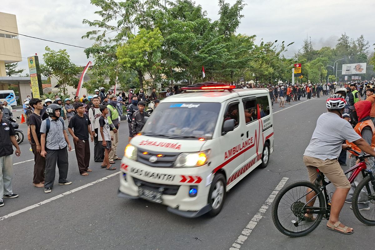 rotator, kendaraan prioritas, sirine, Strobo, penyalahgunaan strobo, Perbedaan Warna Rotator Menurut Peraturan: Fungsi dan Pemilik yang Sah