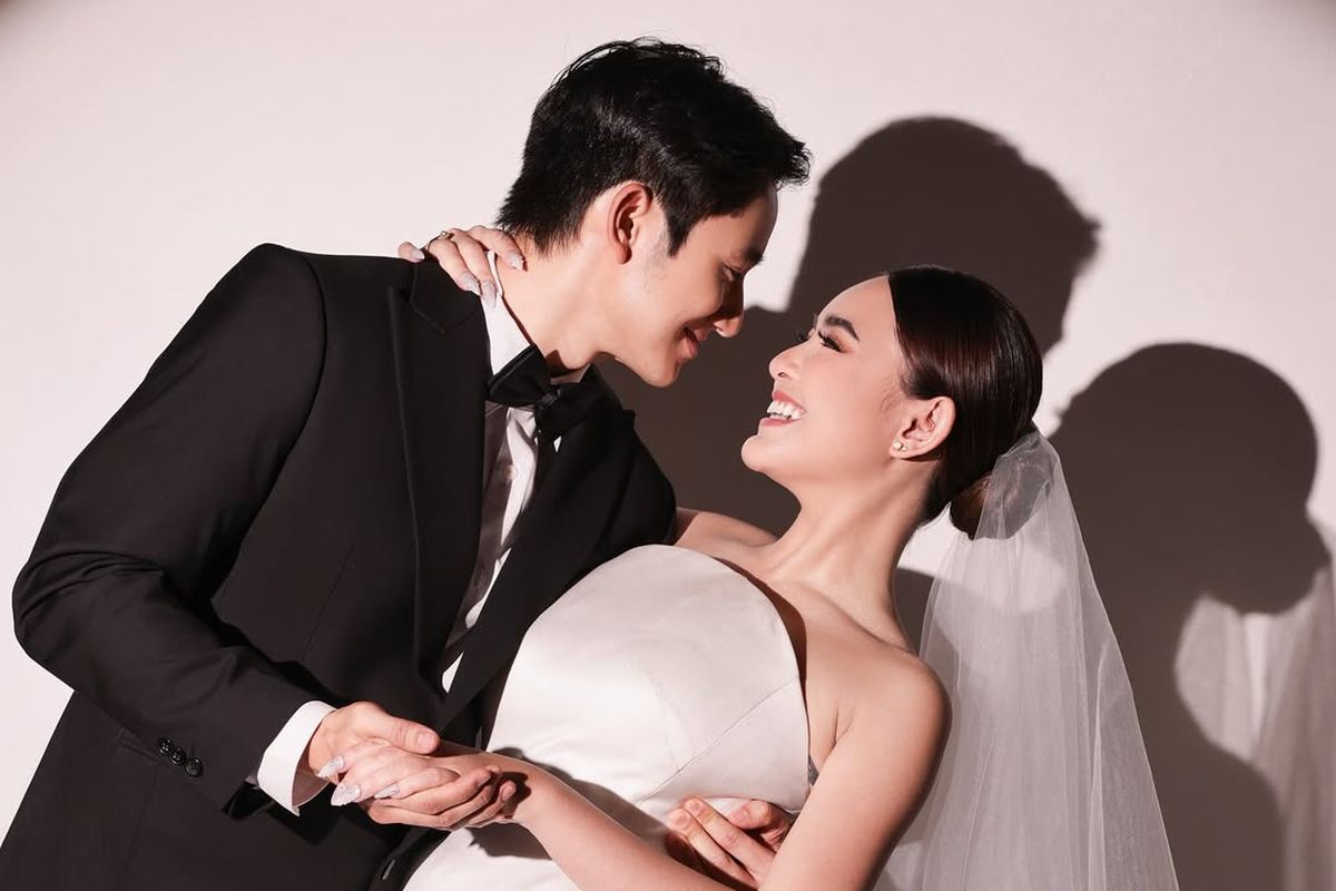 prewedding, Kenny Austin, Amanda Manopo, amanda manopo prewedding, amanda manopo menikah dengan arya saloka, kenny austin dan amanda manopo, amanda manopo dan kenny austin pacaran, 8 Gaya Prewedding Amanda Manopo dan Kenny Austin, Romantis dan Elegan, 1. Elegan dengan hewan peliharaan, 2. Gaun mini berstruktur bunga, 3. Sentuhan hitam-putih yang klasik, 4. Makeup, 5. Look minimalis tapi berkelas, 6. Bouquet, 7. Tatanan rambut sleek bun, 8. Kilau perhiasan berkelas