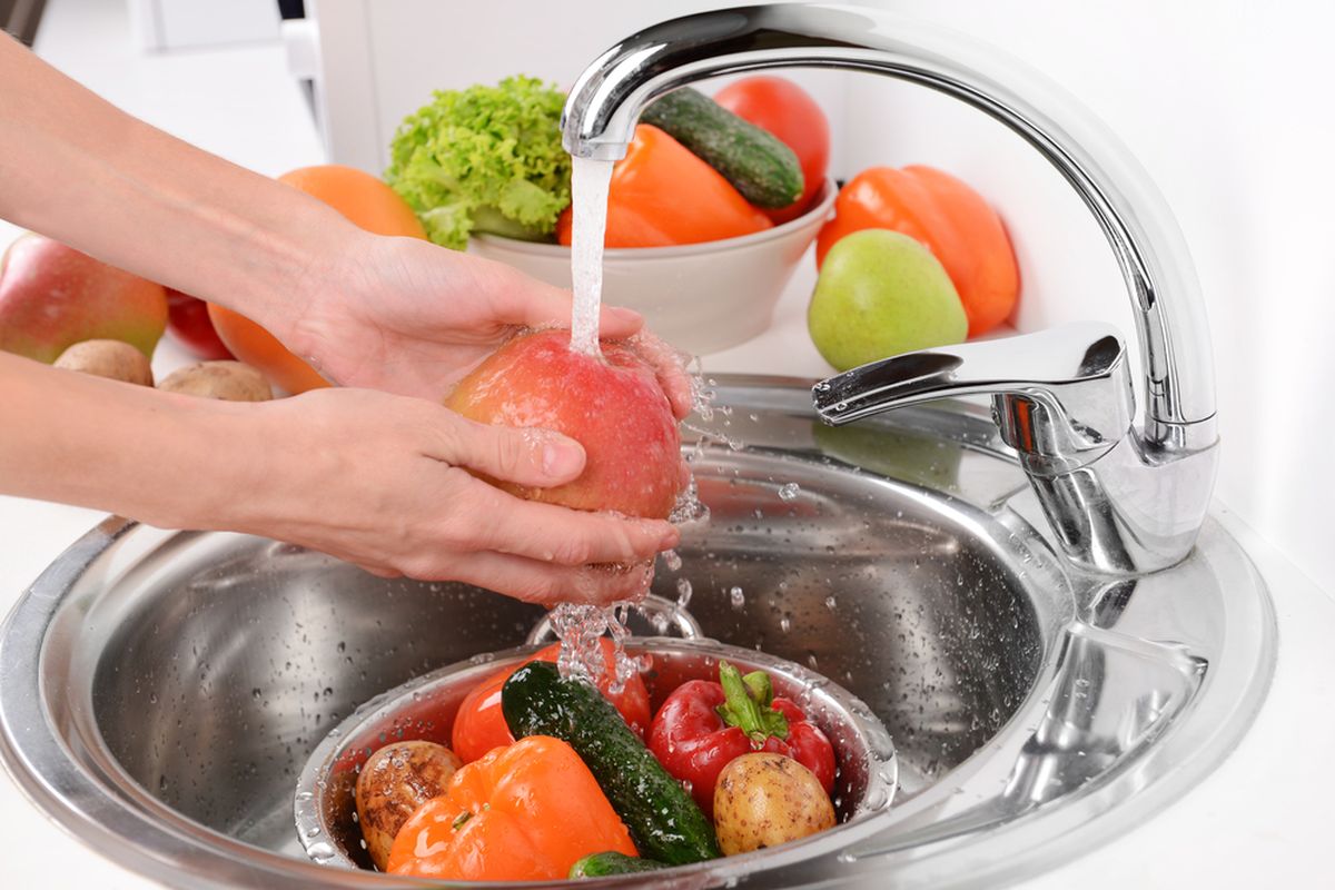 buah, sayur, mencuci buah dan sayur, Perlukah Mencuci Buah dan Sayur Sebelum atau Sesudah Disimpan?, Mengapa buah dan sayur perlu dicuci?, Kapan waktu terbaik mencuci buah dan sayur?, Bagaimana jika tetap ingin mencuci sebelum disimpan?, Berbeda jika akan dibekukan, Cara mencuci buah dan sayur yang benar