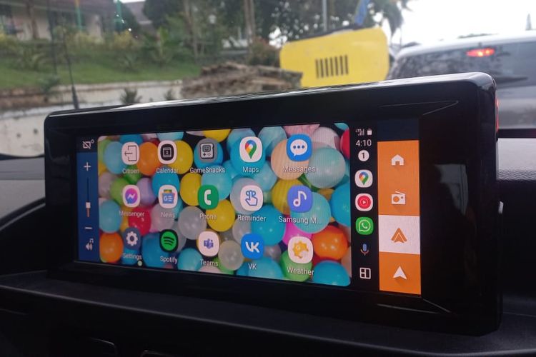 mengemudi, Mengemudi Sambil Nonton Video, Tinggal Tunggu Terjadi Kecelakaan!