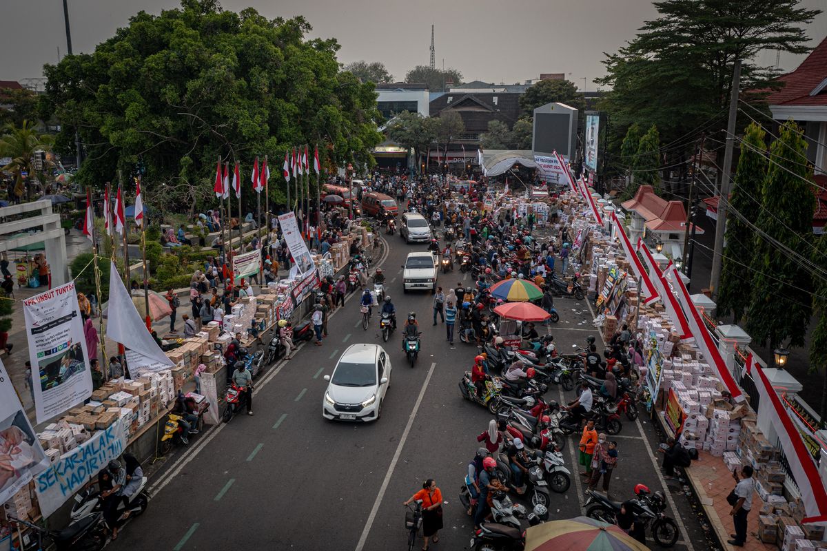 bupati pati, bupati pati sudewo, demo pati, Bupati Sudewo, demo pati hari ini, Update Demo Pati Hari Ini, Massa Berdatangan Sejak Subuh, Tuntut Bupati Sudewo Lengser, Jumlah Massa Dua Kali Lipat Tantangan Bupati, Tuntutan Massa di Demo Pati: Bupati Lengser, Aliansi Masyarakat Pati Bersatu: Jangan Korbankan Rakyat, Pemicu Aksi: Kenaikan PBB-P2 hingga 250 Persen