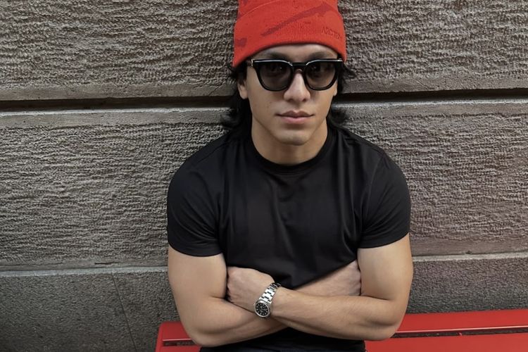 Jefri Nichol, Contek 5 Gaya Busana Edgy ala Jefri Nichol, Maskulin dan Anti Ribet, 1. Padupadan kemeja dan jorts, 2. Setelan jas dengan kacamata hitam yang tegas, 3. Gaya dengan varsity jacket, 4. Tampil berani dengan beanie merah, 5. Gaya edgy dengan kemeja flanel