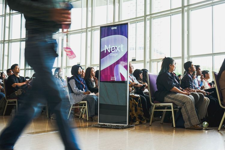 digital signage, interactive flat panel, Digitalisasi, Penerapan layar interaktif di IDMC 2026, Mengenal digital signage dan IFP, Alasan konferensi mulai beralih ke layar interaktif, Dukung format konferensi hibrida, Tren digitalisasi industri event