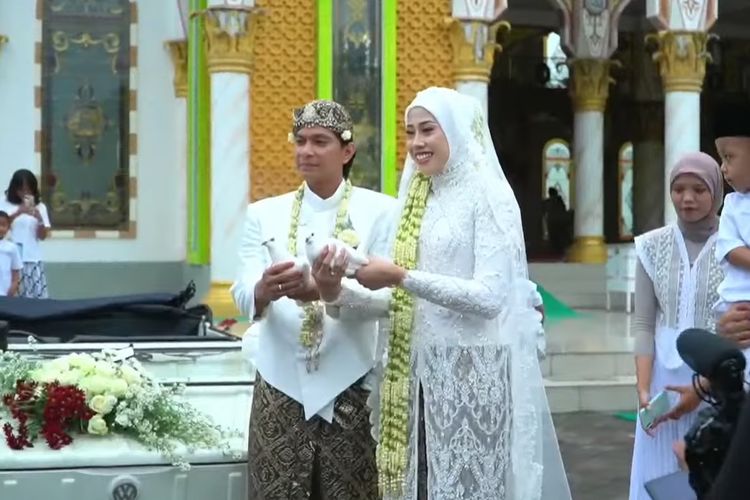 Megawati Hangestri, Dio Novandra, Megawati Hangestri menikah, gaya megawati hangestri saat akad, megawati hangestri terbaru, megawati hangesti menikah, pernikahan megawati hangesti, Gaya Megawati Hangestri dan Dio Novandra Saat Akad Nikah, Serba Putih