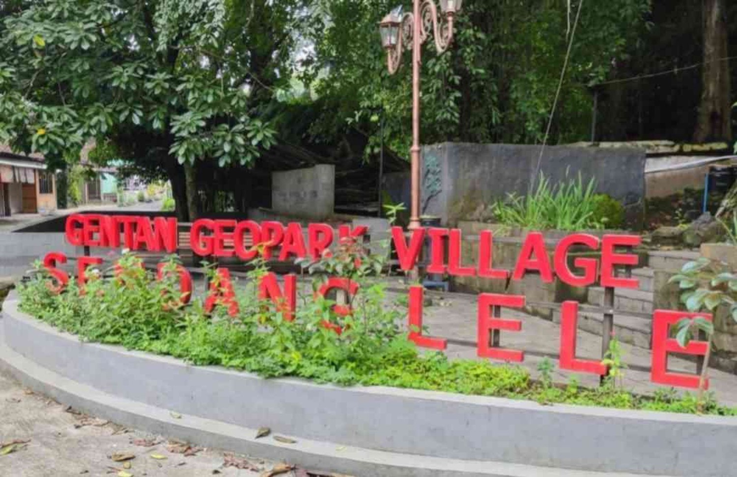 wisata, Batu Seribu, Umbul Pacinan: Wisata Air, Sejarah, dan Mitos di Geopark Gunung Sewu, Benang Merah Sejarah: Air Perjuangan Sambernyawa, Sendang Lele sebagai Penjaga Gerbang Sejarah , Kontras yang Harmonis, Antara Sakral dan Profan, Pelukan Sore dan Kehangatan di Balik Dinginnya Umbul