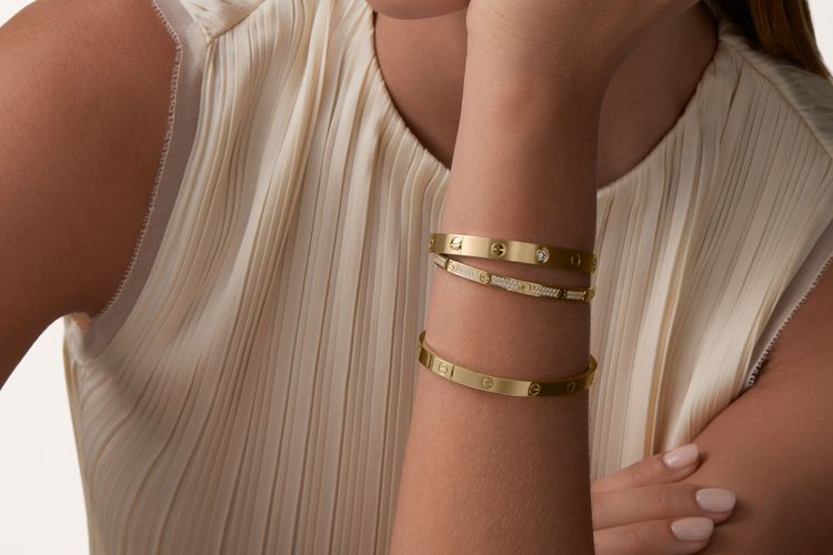 perhiasan emas, gelang emas, Charm Bracelet, chain bracelet, bangle bracelet, cuff bracelet, tennis bracelet, model gelang emas untuk sehari hari, gelang emas untuk sehari hari, jenis gelang emas, 5 Rekomendasi Model Gelang Emas untuk Sehari-hari, Timeless dan Stylish, 1. Chain bracelet, 2. Gold Bangle, 3. Cuff bracelet, 4. Tennis bracelet, 5. Charm bracelet