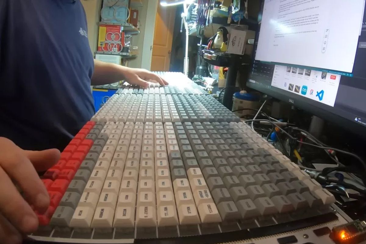 unik, YouTuber, keyboard, Keyboard Unik di Dunia Punya 1.020 Tombol, Tidak Pakai Simbol Huruf