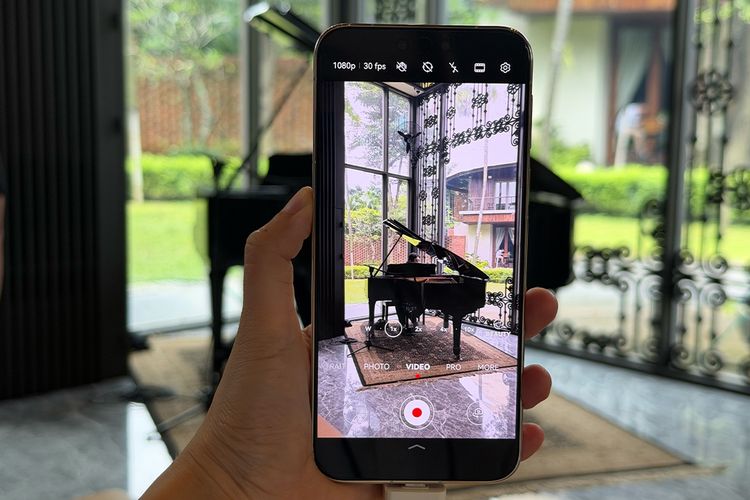 Huawei, Mate 80 Pro, smartphone, Hands-on Huawei Mate 80 Pro, Punya Tiga Lubang Layar dan Modul Kamera Ikonik, Bawa desain ikonik Mate Series, Kamera telefoto super jenih, Spesifikasi Huawei Mate 80 Pro, Harga Huawei Mate 80 Pro di Indonesia