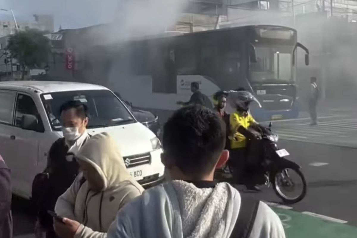 Transjakarta, transjakarta, bus transjakarta, video viral, bus transjakarta mengeluarkan asap, Bus Transjakarta B25 Keluarkan Asap, Penumpang Panik di Jatinegara