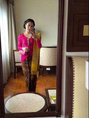 Sherina Munaf, 7 Gaya Sherina Munaf Hadiri Tingalan Jumenengan Mangkunegaran, Kebaya Fuchsia Curi Perhatian, 1. Kebaya fuchsia brokat yang elegan, 2. Kain batik klasik, 3. Selendang kuning emas, 4. Aksesori klasik, 5. Tatanan rambut sanggul klasik, 6. Riasan wajah natural, 7. Sikap anggun yang menyempurnakan penampilan