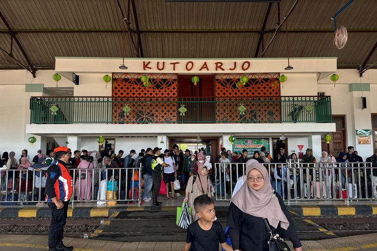 tiket kereta Lebaran 2026, War Tiket Kereta Lebaran 2026 Dimulai, Ini Strategi Biar Dapat Kursi, 1. Cek setelah pukul 00.00 WIB, 2. Rajin refresh laman pemesanan tiket, 3. Siapkan opsi tanggal alternatif, 4. Pakai rute alternatif, 5. Beli tiket di kanal resmi
