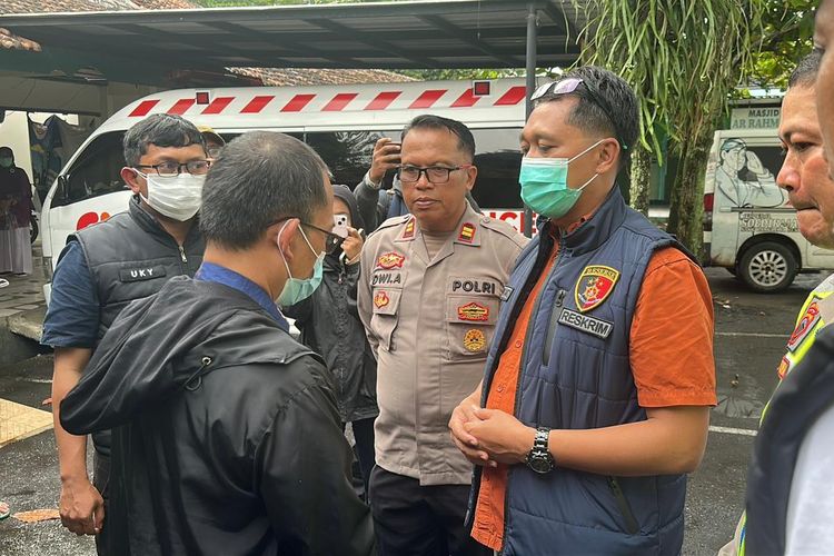 Syafiq ali, Gunung Slamet, Kisah Ketegaran Dani Rusman, Ayah Syafiq Ali Pendaki Asal Magelang yang Hilang di Gunung Slamet, Ayah Kisahkan Pendakian Terakhir yang Tak Pernah Direncanakan, Pesan dan Harapan Seorang Ayah, Ayah Syafiq Apresiasi untuk Tim SAR dan Warga, Ayah Syafiq Tutup Prasangka Terhadap Himawan, Prosesi Pemakaman Syafiq Ali di Magelang