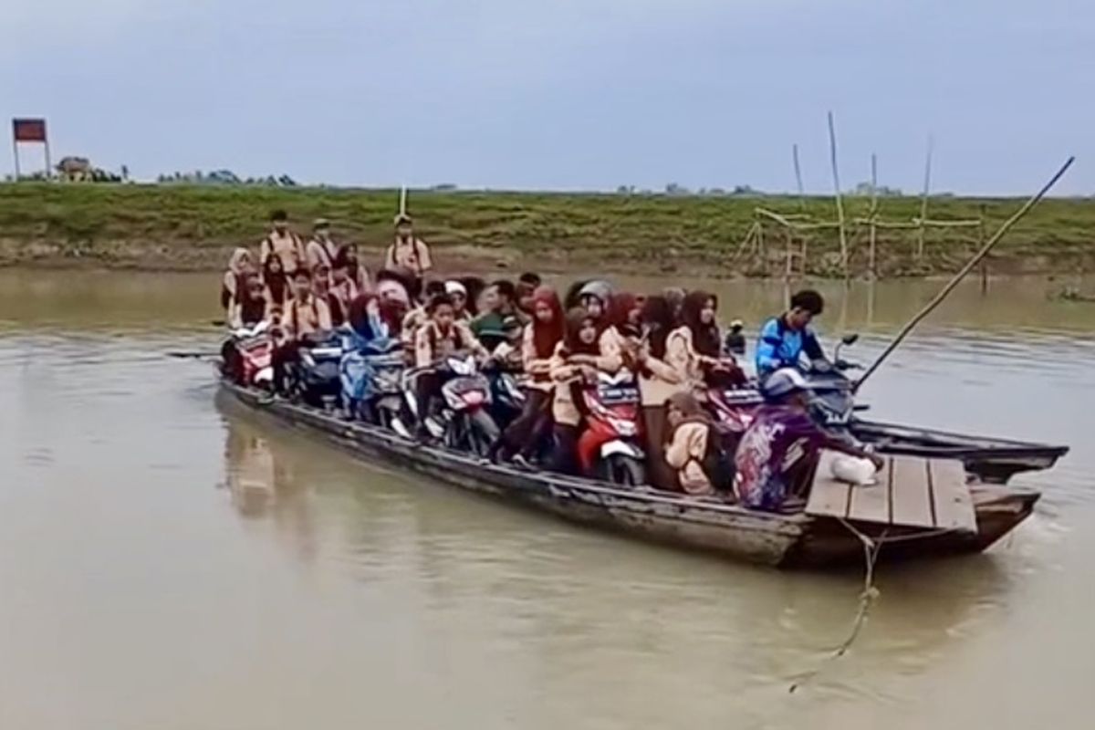 jembatan Way Bungur, Lampung Timur, Jembatan Tak Kunjung Ada, Nasib Siswa Lampung Timur Tetap Bergantung pada Perahu Klotok, Tak ada perubahan setahun kemudian, Wakil Kepala SMAN 1 Way Bungur, Ahmad Saiful, juga mengklarifikasi kondisi tersebut., Cerita dari Praja, Respons bupati Lampung Timur