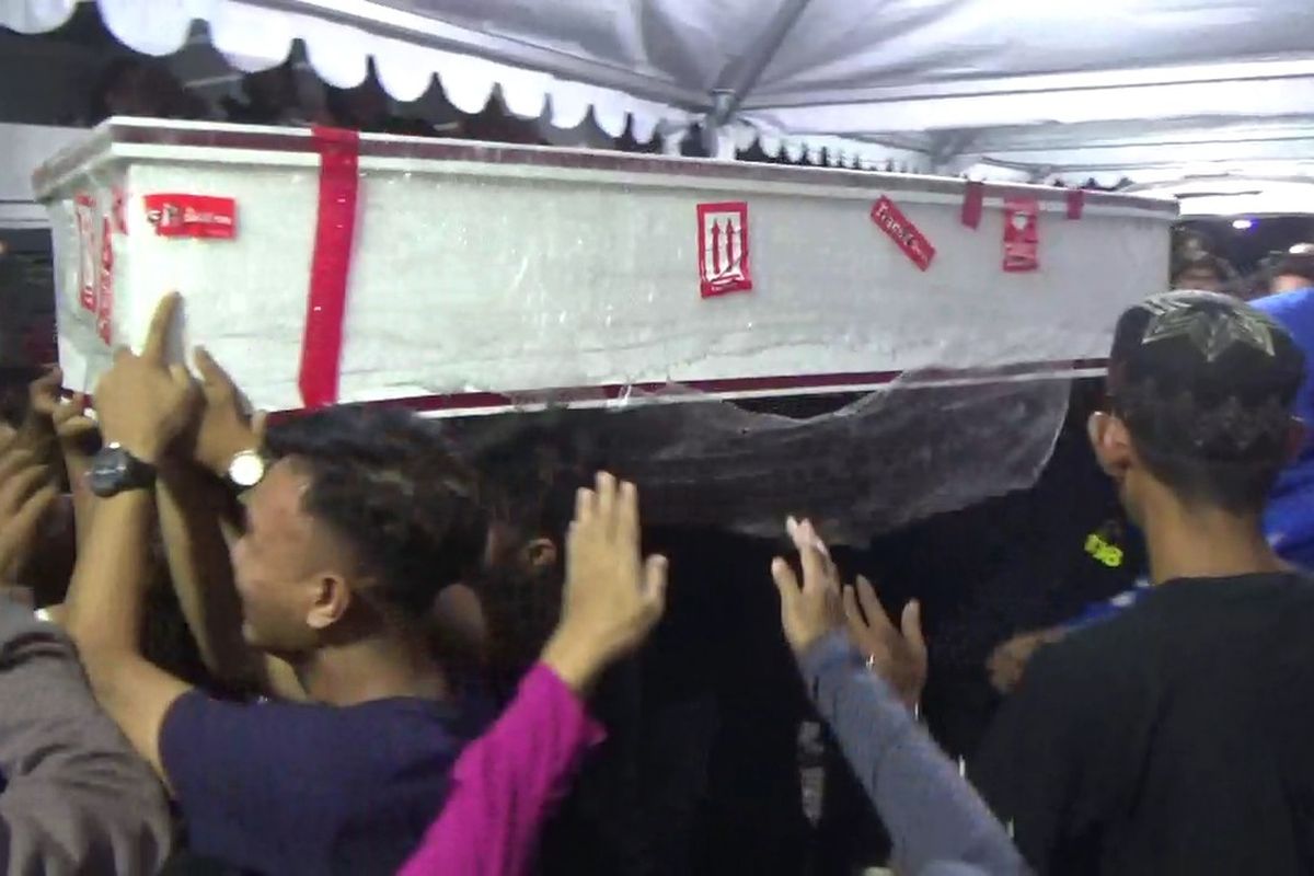 pebalap, Palopo, Sulawesi Selatan, Awhin Sanjaya, Pelepasan Terakhir Awhin Sanjaya di Palopo, Kenangan dari Pebalap yang Meninggal Tragis, Suasana Haru di Rumah Duka, Penyebab Kecelakaan Fatal Awhin Sanjaya, Pelayat Terus Berdatangan, Karangan Bunga Menghiasi Lokasi, Kenangan Sahabat Dekat Awhin Sanjaya, Jenazah Awhin Diberangkatkan ke Masamba untuk Dimakamkan, Jejak Karier Awhin Sanjaya di Dunia Balap