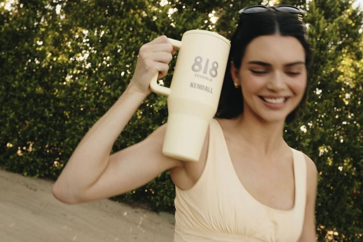 Coachella 2025, Kendall Jenner, kendall jenner coachella, kendall jenner coachella 2025, outfit kendall jenner coachella 2025, tas mewah kendal jenner, Outfit Kendall Jenner di Coachella 2025, Pakai Tas Rp 31 Juta