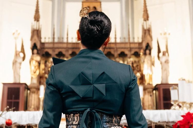 Gaya Citra Scholastika saat Jadi Pemazmur, Tampil dalam Balutan Beskap