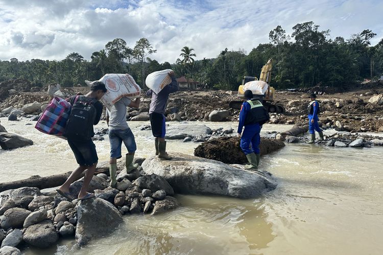 Berita Foto, banjir Agam, banjir sumbar 2025, dampak banjir sumatera, banjir agam sumbar, BERITA FOTO: Kerusakan di Agam, Wilayah Terdampak Banjir dengan Korban Tewas Tertinggi di 3 Provinsi, Mengapa Tiga Kecamatan Ini Masih Terisolir?, Berapa Banyak Warga yang Terisolir?, Berapa Jumlah Korban Jiwa dalam Bencana Ini?, Berapa Banyak Warga Mengungsi dan Kerusakan Infrastruktur?