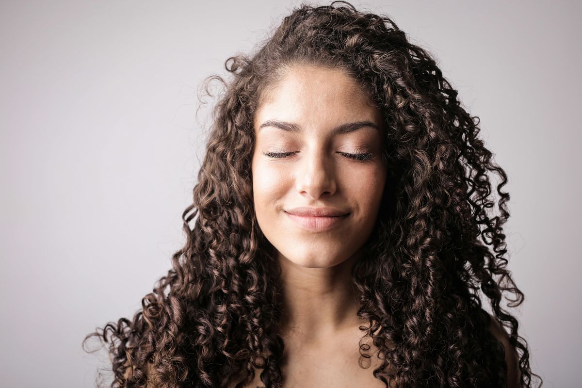 5 Kandungan untuk Menghidrasi Rambut Keriting agar Lembap dan Sehat, 1. Hyaluronic acid dan glycerin, 2. Minyak jojoba, 3. Lidah buaya, 4. Minyak alpukat dan shea butter, 5. Vitamin B5