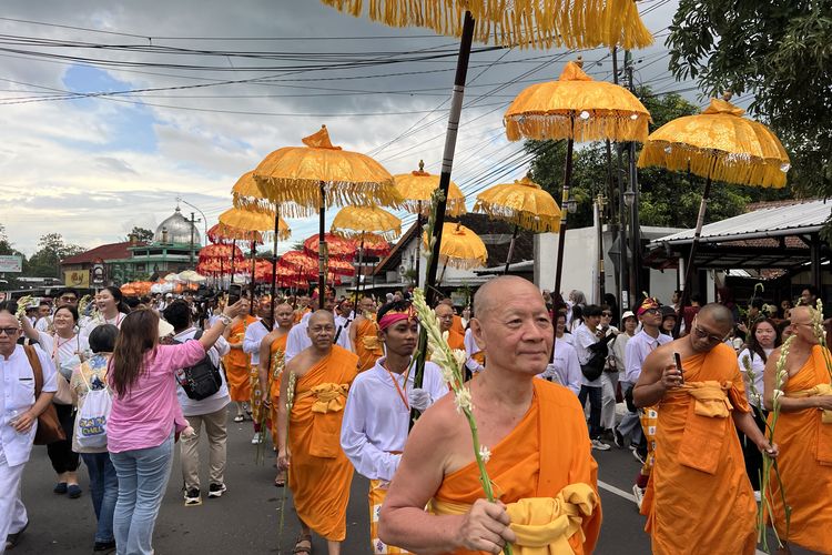 Kirab Waisak, bhiksu thudong, Waisak 2025, Kirab Waisak 2025, Kirab Waisak 2025, Kebahagiaan yang Bukan Hanya Milik Umat Buddha