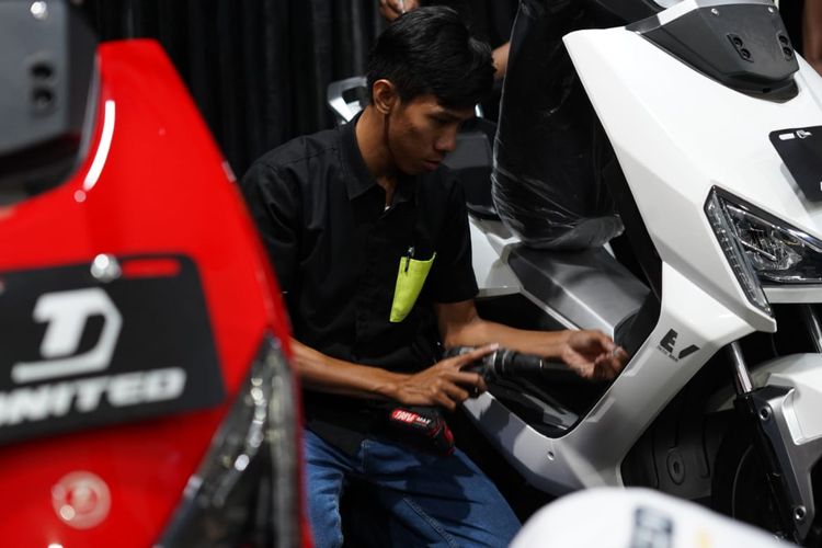 baterai, motor listrik, suhu, awet, penyimpanan, kebiasaan, pengecasan, Cara Aman Bikin Awet Baterai Motor Listrik