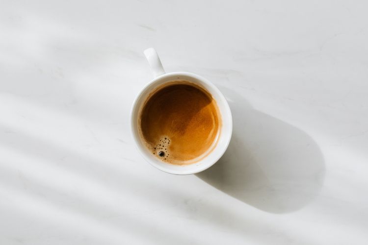 kafein, secangkir kopi, batas aman harian kafein, Wajib Tahu! Ini Batas Aman Harian Konsumsi Kafein Menurut Guru Besar IPB