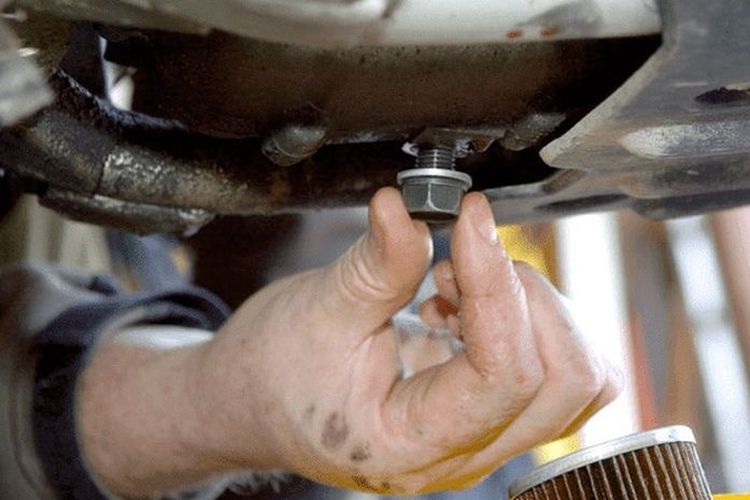 kunci torsi, Irwan Pane, baut pembuangan oli, drain bolt, Cara Benar Kencangkan Baut Pembuangan Oli Motor Tanpa Kunci Torsi, Tips Mengencangkan Drain Bolt Sepeda Motor Tanpa Alat Ukur Torsi, Standar Kekencangan Torsi untuk Baut Pembuangan Oli, Risiko Jika Pengencangan Tidak Tepat, Cara Mengencangkan Baut Pembuangan Oli Secara Manual, Hindari Menggunakan Kunci Panjang, Kesimpulan