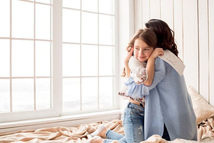 Kartini Modern Bukan Sekadar Kuat, Ini Cara Mendidik Anak Perempuan Tangguh, Kartini modern adalah perempuan yang punya resiliensi, Bahaya jika anak perempuan hanya diajarkan patuh, Membangun percaya diri tanpa validasi orang lain, Tanda anak mulai kehilangan kepercayaan diri, Cara sederhana melatih keberanian sejak di rumah, Kartini modern butuh kompas, bukan hanya sayap