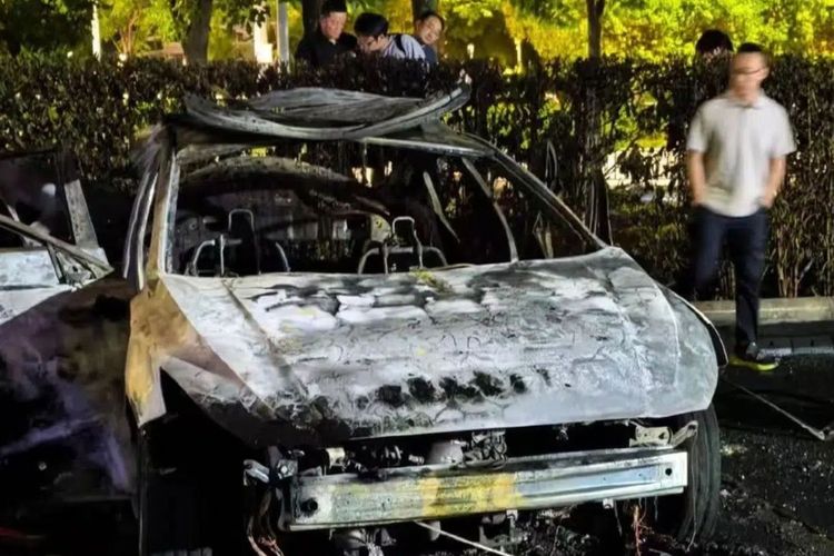 mobil listrik, Sedan MG5 Terbakar Saat Parkir di Depan Hotel di China