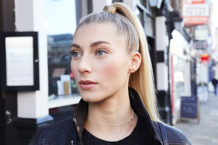 12 Penyebab Rambut Rontok yang Tak Terduga, Termasuk Kelebihan Vitamin, 1. Kurangnya asupan vitamin, 2. Konsumsi vitamin A yang berlebihan, 3. Gemar mengonsumsi minuman bersoda dan manis, 4. Prosedur suntik filler wajah, 5. Tekanan mental maupun fisik, 6. Efek samping dari obat-obatan, 7. Model rambut tertentu, 8. Produk sampo kering dan perawatan kimia, 9. Keracunan logam berat, 10. Pengaruh perubahan musim, 11. Gangguan sistem imun (autoimun), 12. Fluktuasi hormon