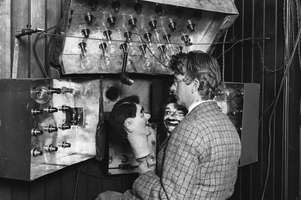 Televisi, 100 tahun, John Logie Baird, Selamat Ulang Tahun ke-100 Televisi, Dirakit dari Benda Sederhana, Sekarang Smart Semua