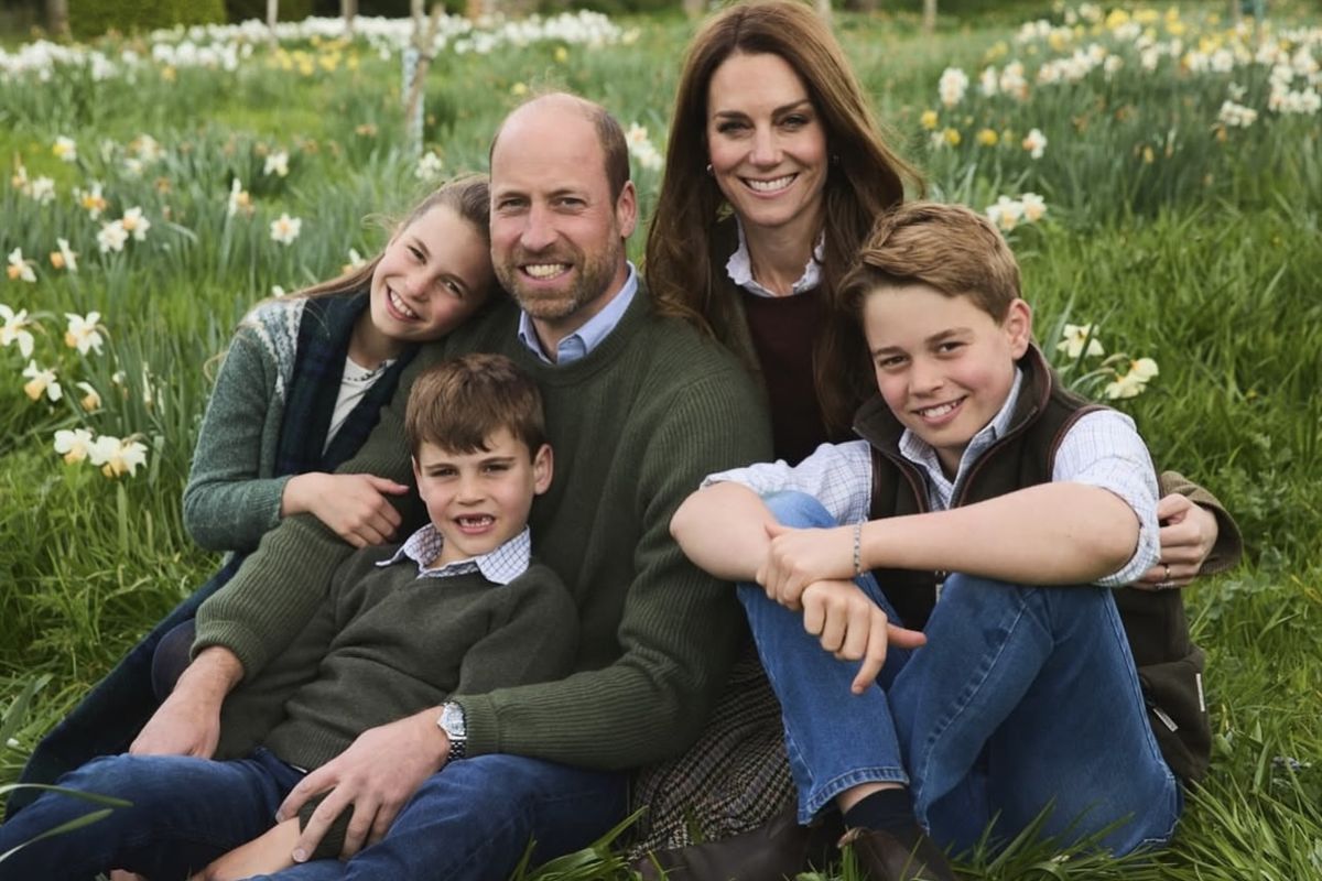 Pangeran George, Putri Charlotte, Pangeran Louis, Pangeran William, Kate Middleton, Kartu Natal, Kehangatan Keluarga Pangeran William Tergambar Lewat Kartu Natal 2025